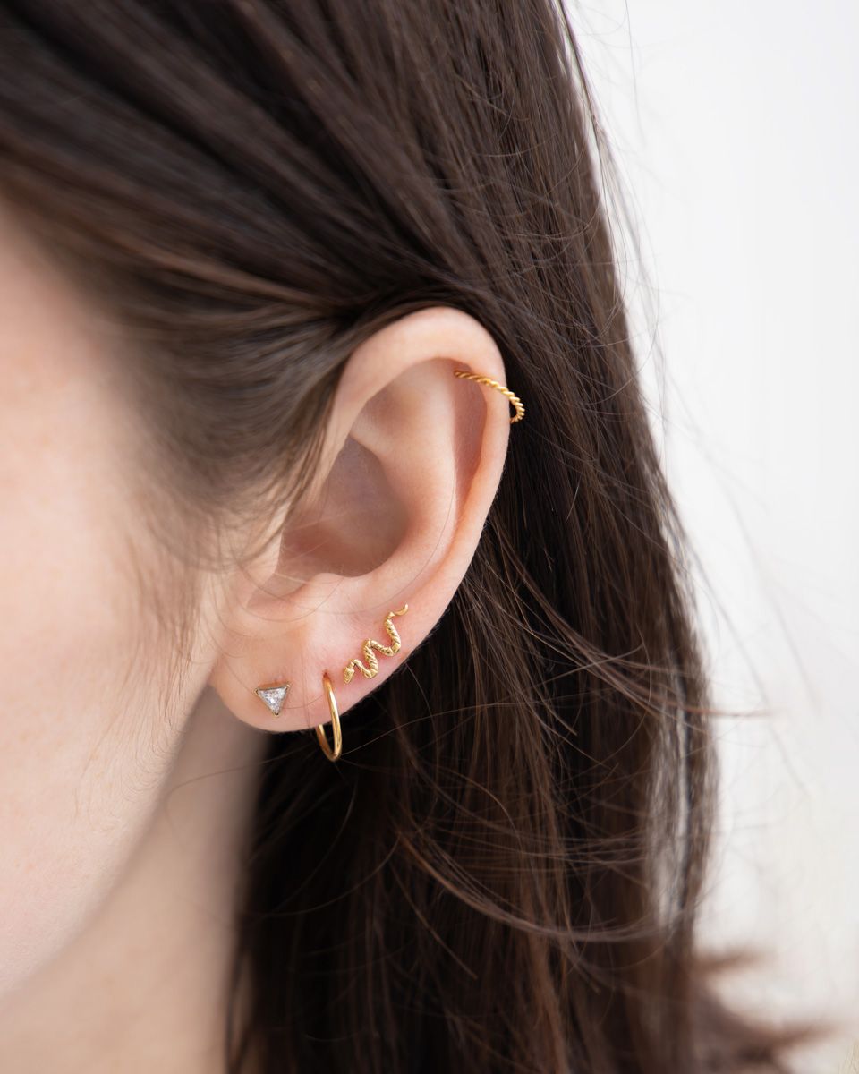 Labret auskaras iš titano su trikampio formos kristalu
