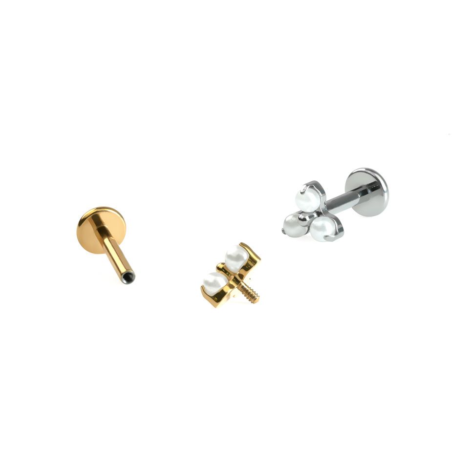 Subtilus titano labret su trimis perlais