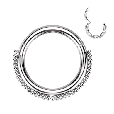 Susegamas žiedinis auskaras su karoliukais