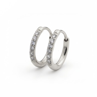 Chirurginio plieno žiedinių huggie auskarų su akutėmis pora