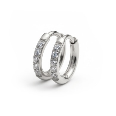 Titano žiedinių huggie auskarų su akutėmis pora