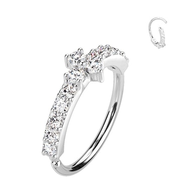 Twist ring with paving stones with a triangle center stone