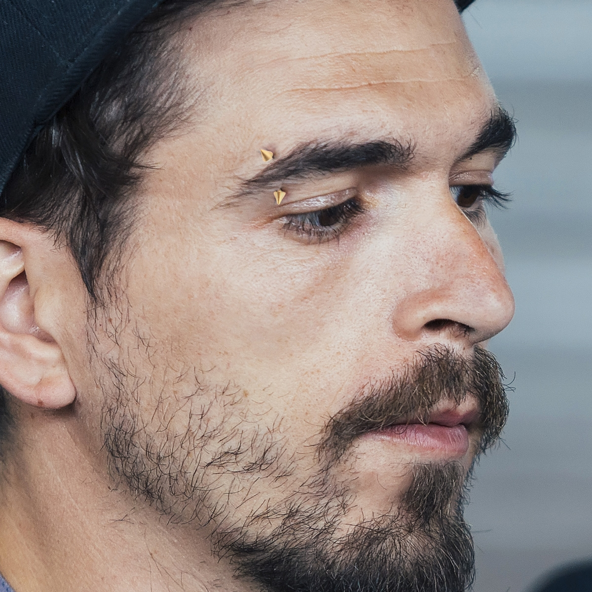 Paauksuotas lenktas barbell auskaras su spygliais