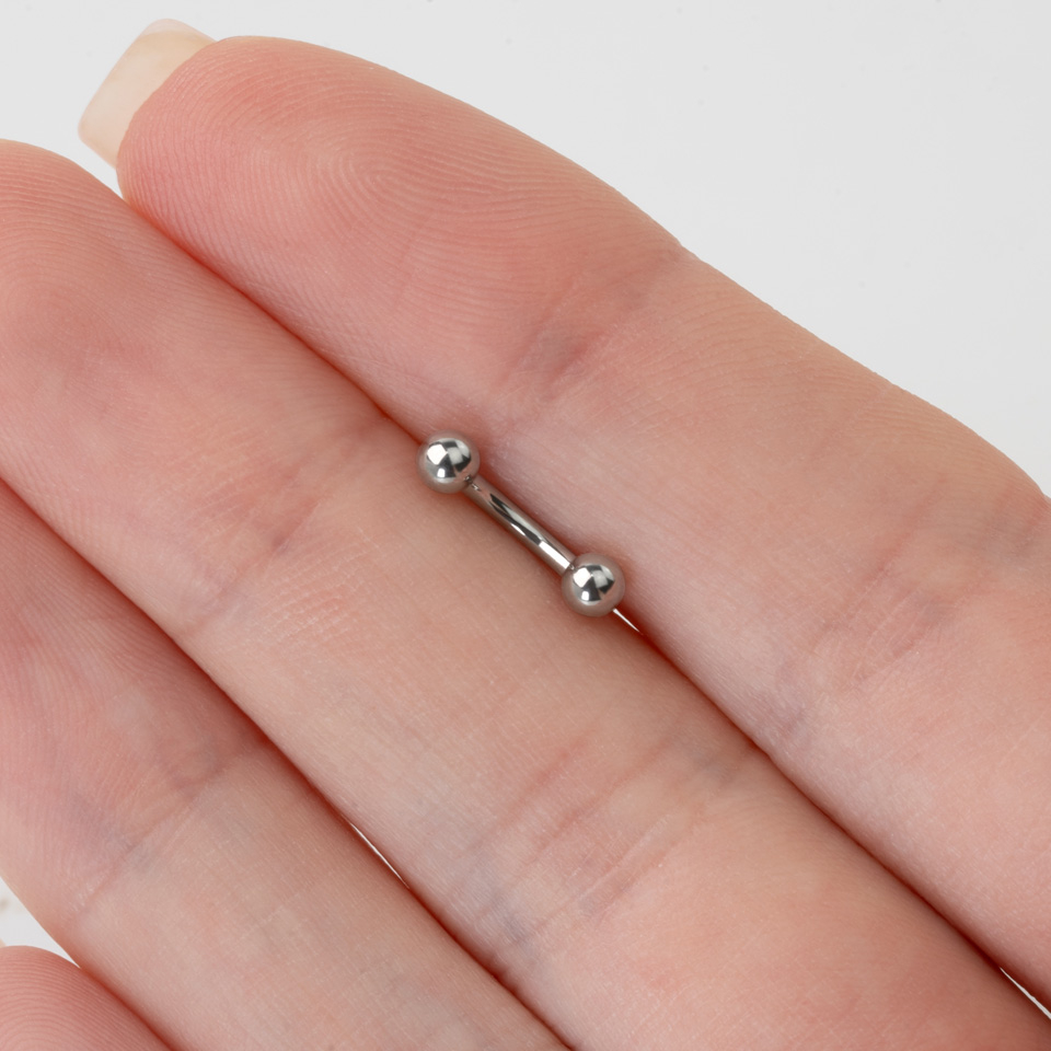 Lenktas barbell auskaras iš titano su vidiniu sriegiu