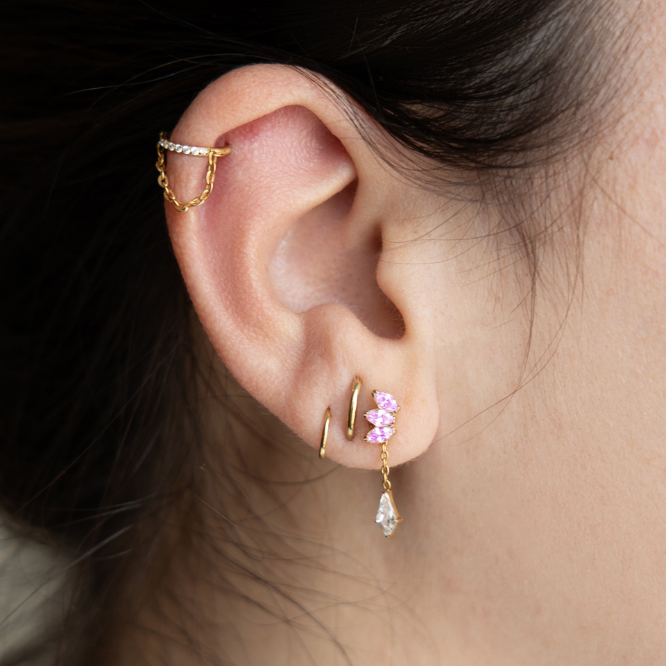 Pakabukas su deimanto formos akute