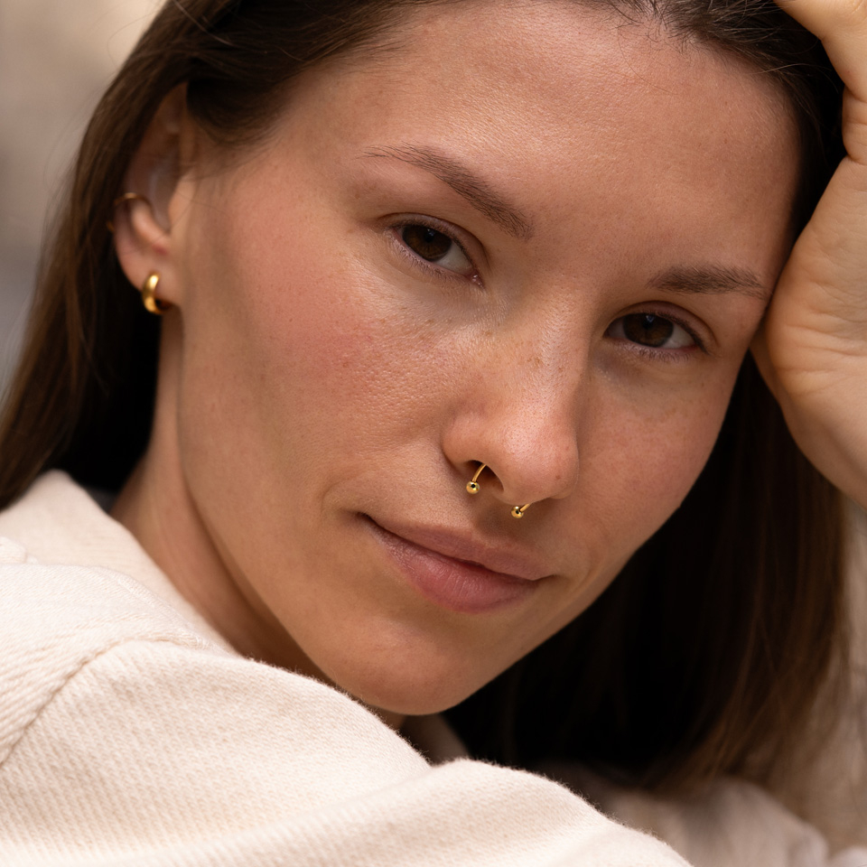 Pasagos formos auskaras iš titano su briaunuotais rutuliukais