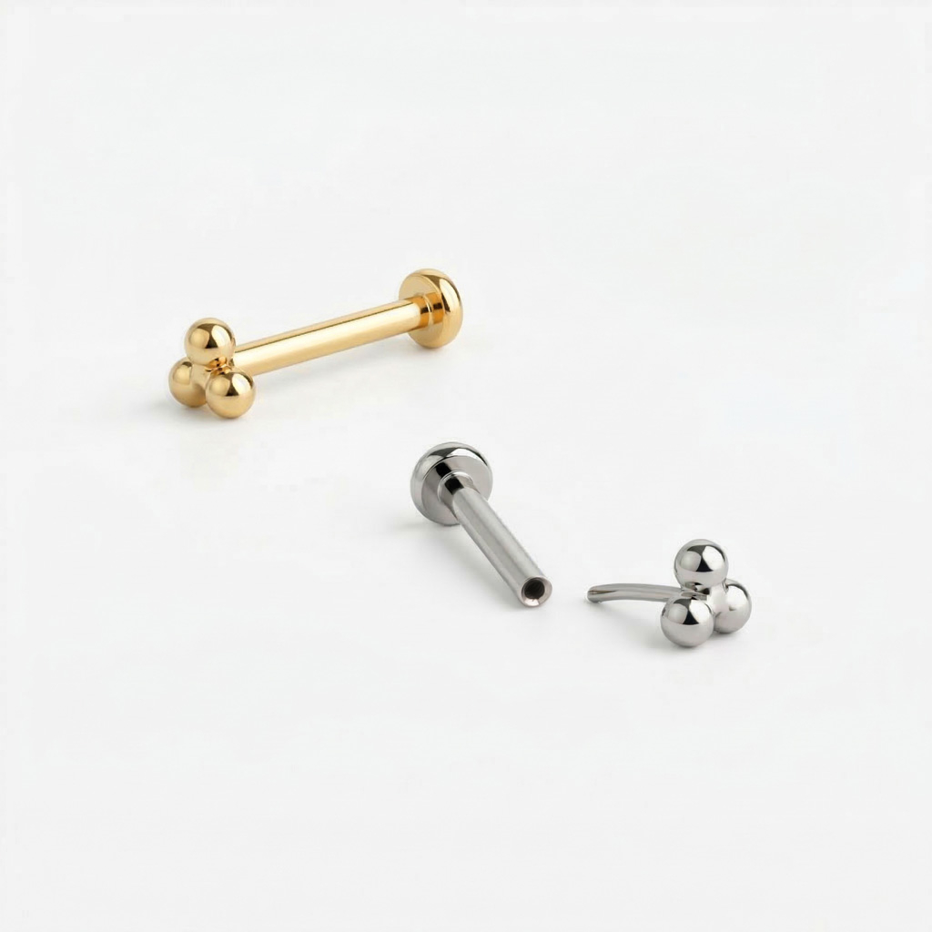 Įstumiamas titano labret auskaras su trikampiu rutuliukų dizainu