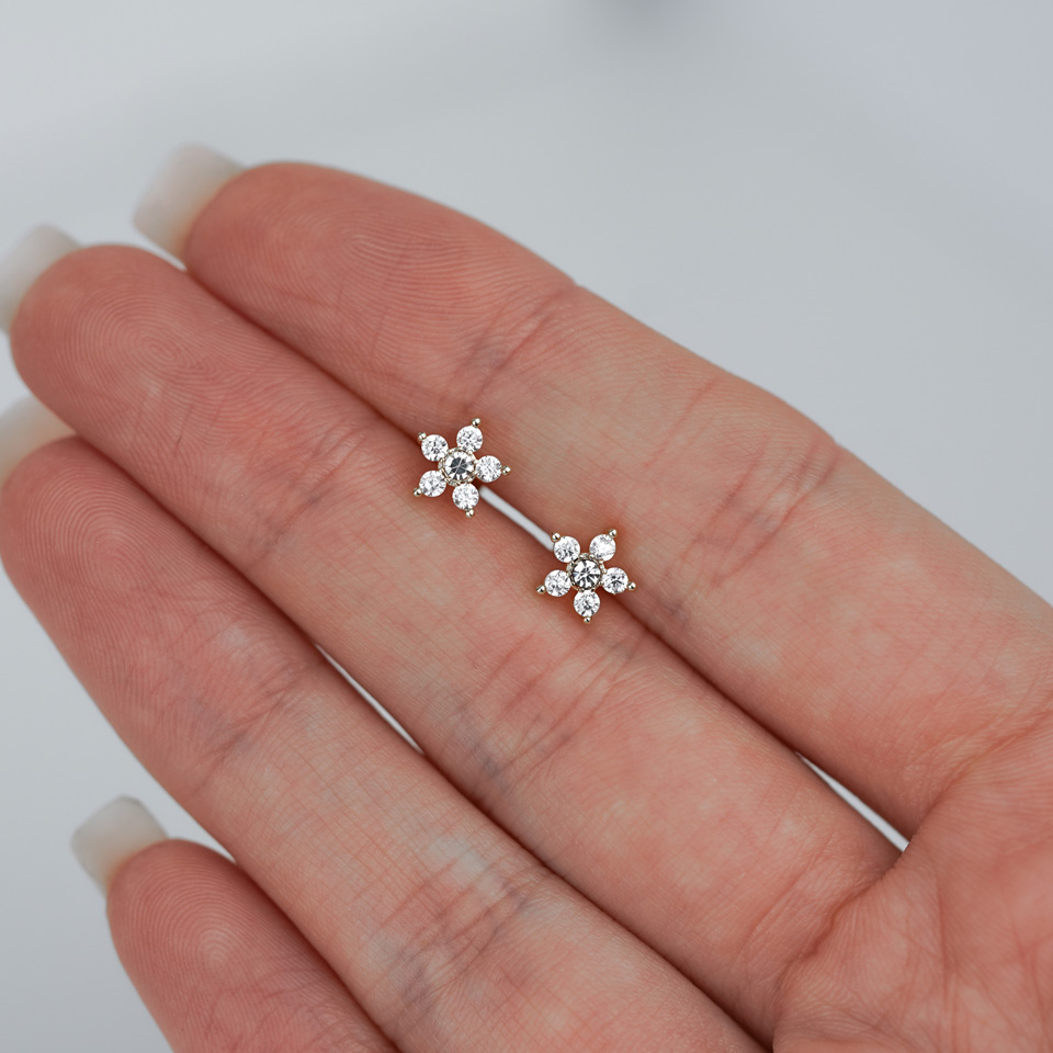 Labret auskaras su akmenėliais papuošta gėlyte