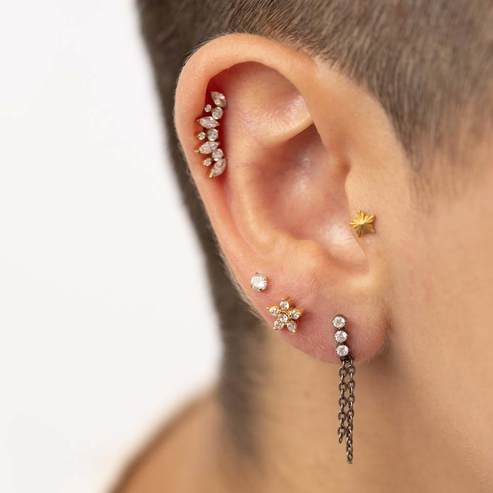 Labret auskaras su akmenėliais papuošta gėlyte