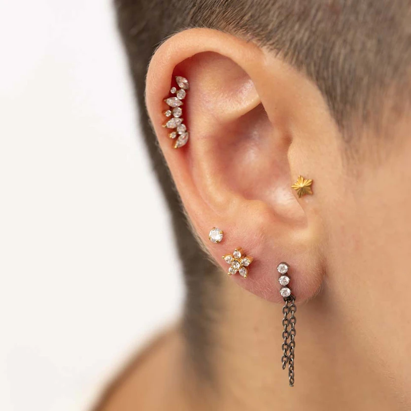 Labret auskaras su akmenėliais papuošta gėlyte