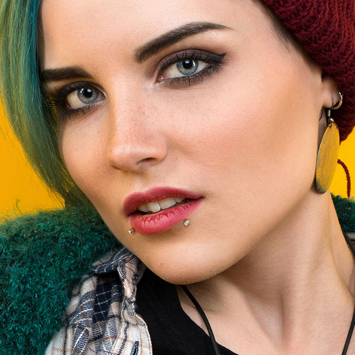 Labret auskaras su kristalu iš bioplasto ir 14k aukso