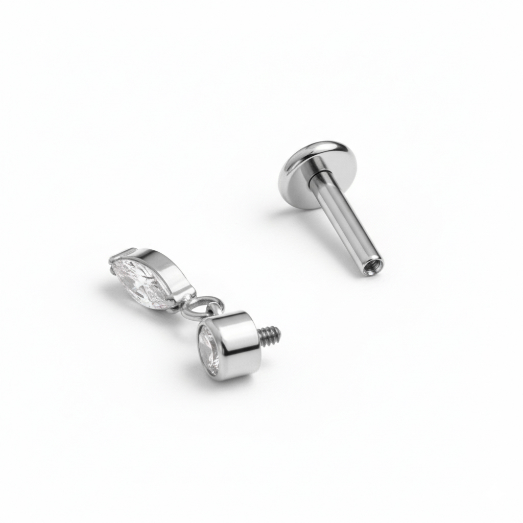 Titano labret auskaras su elegantišku markazito žavesiu