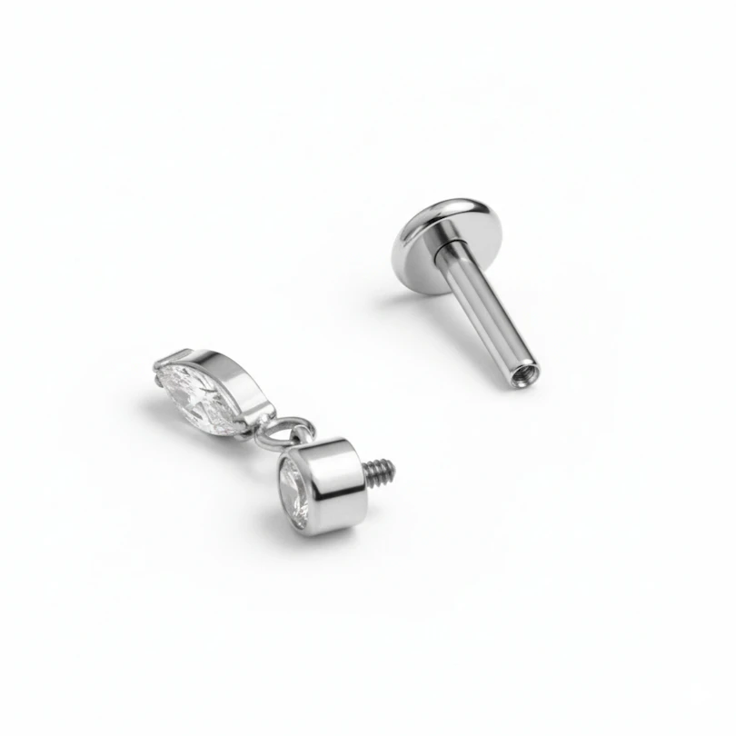 Titano labret auskaras su elegantišku markazito žavesiu