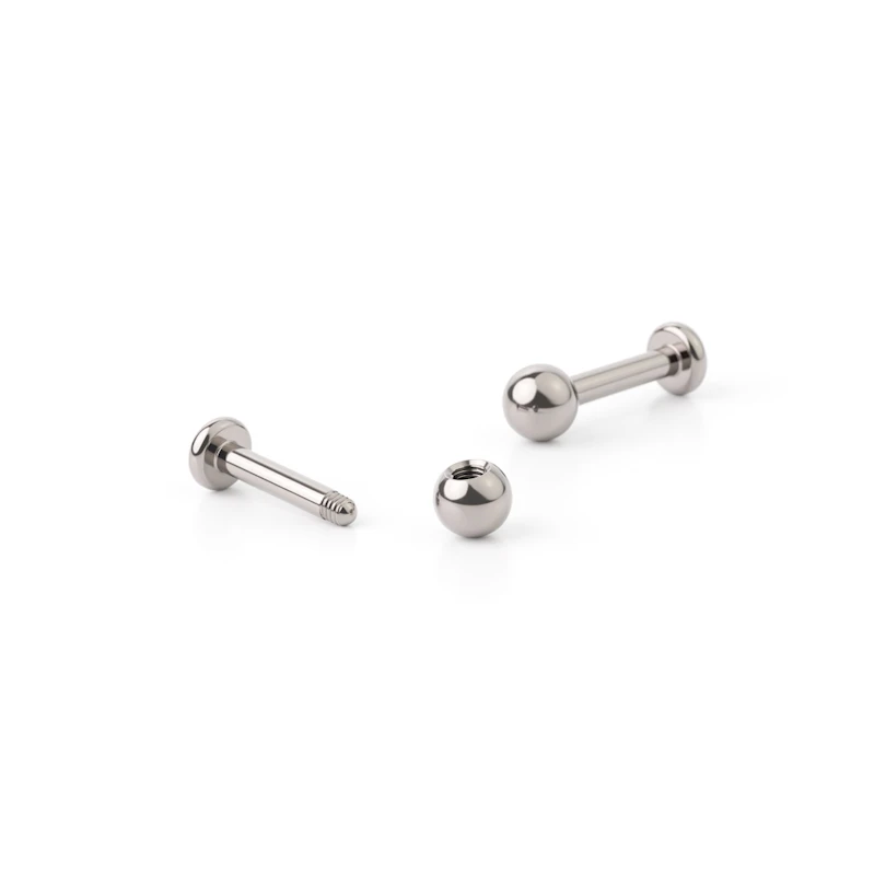 Labret auskaras iš gryno titano