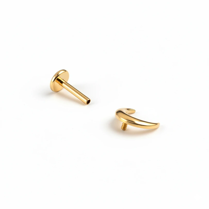 Titano labret su pusmėnuliu