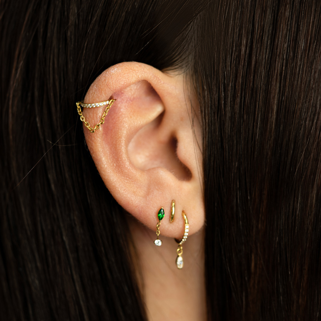 Titano labret su smaragdine akute ir pakabuku