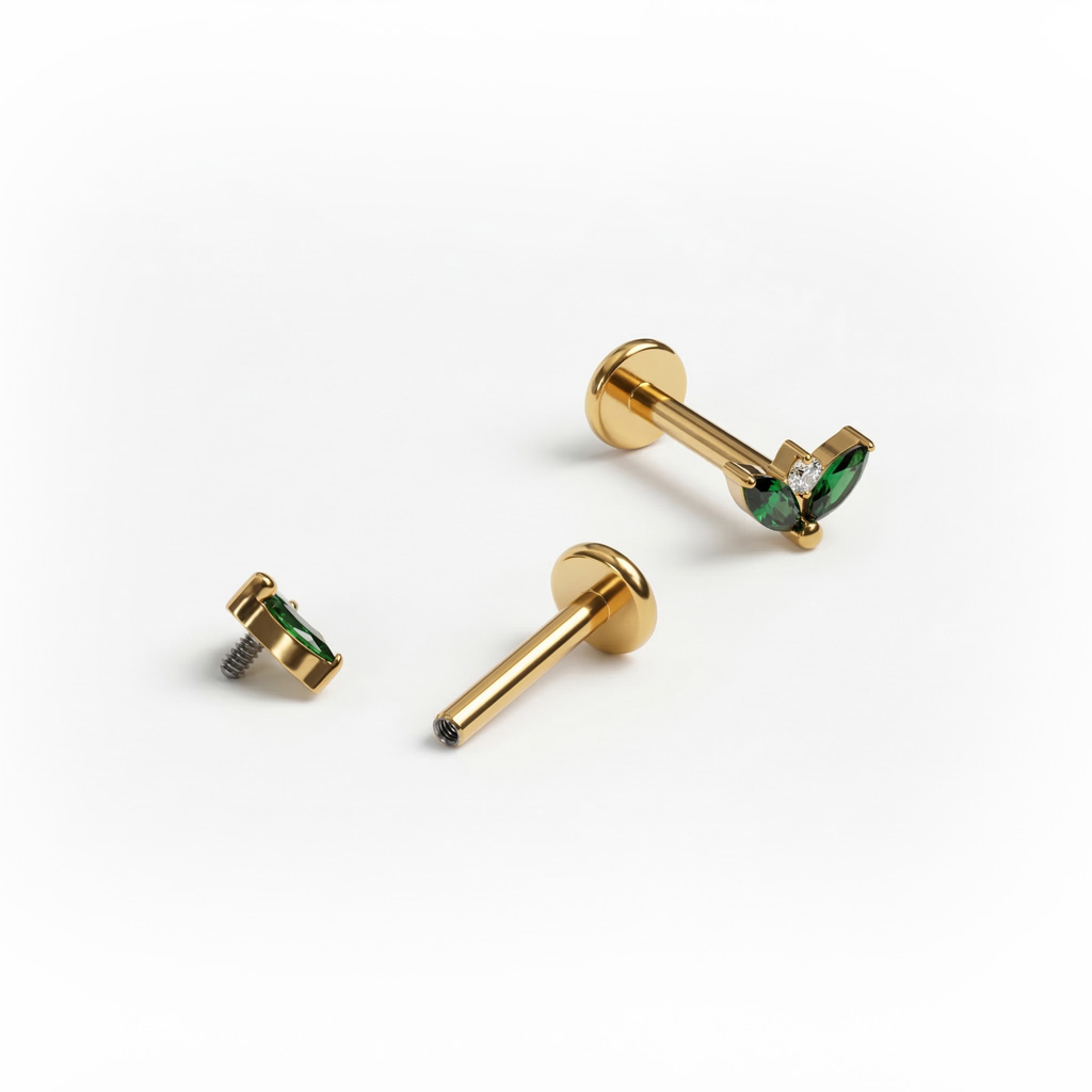 Titano labret su smaragdo spalvos akučių pora