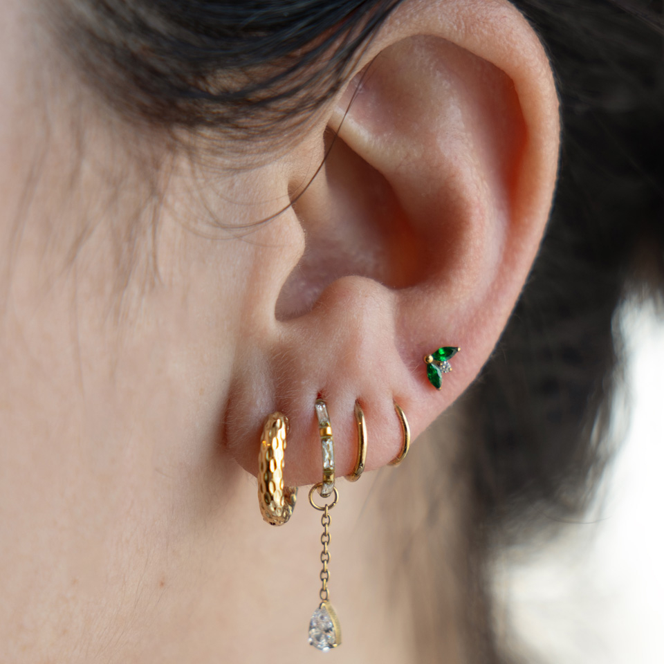 Titano labret su smaragdo spalvos akučių pora