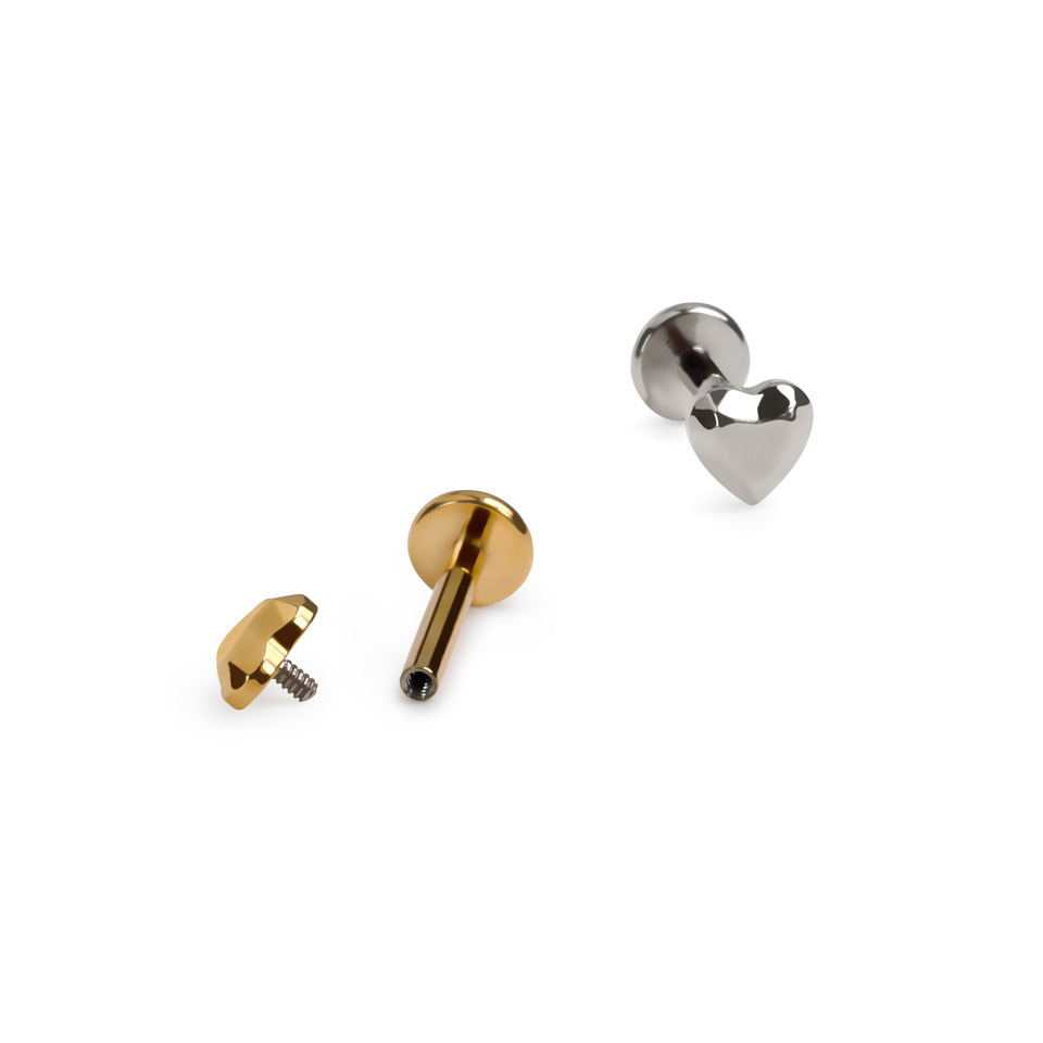 Titano labret su keliabriaune širdele