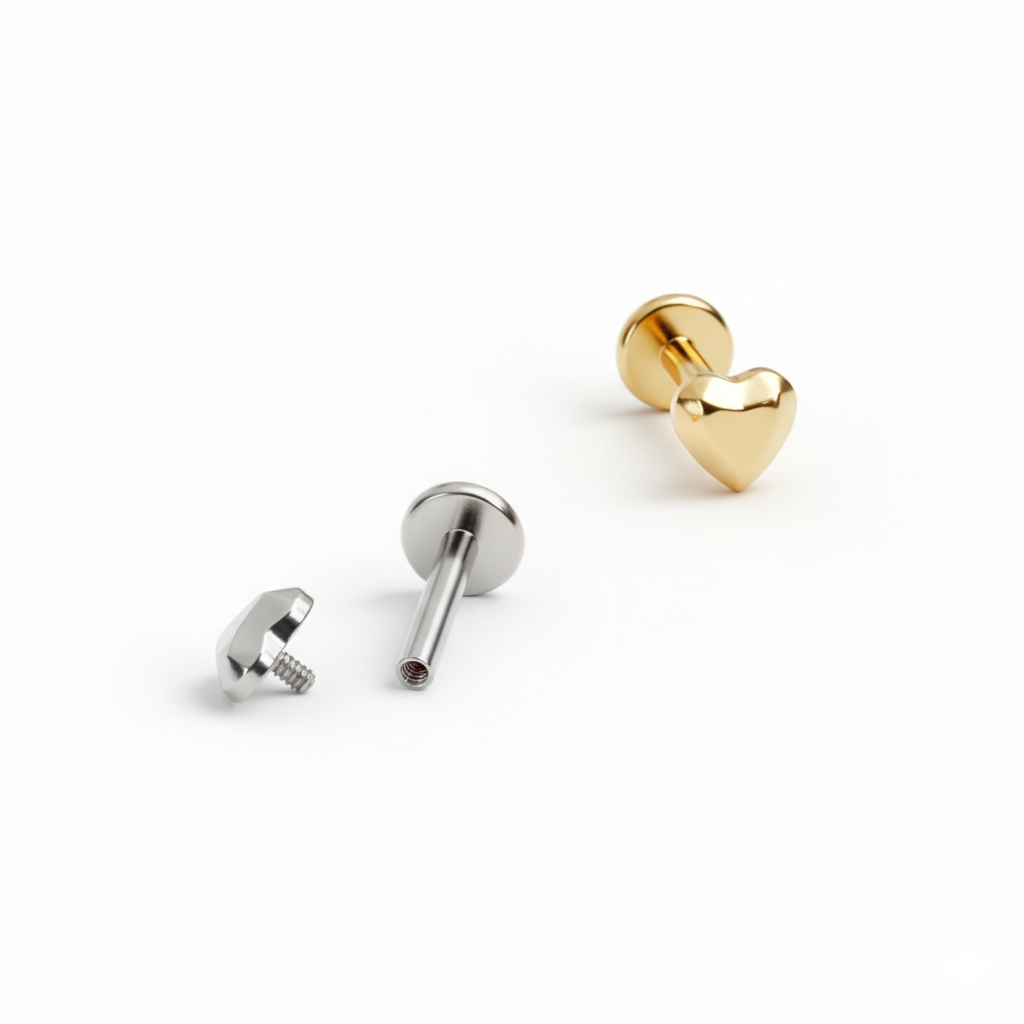 Titano labret su keliabriaune širdele