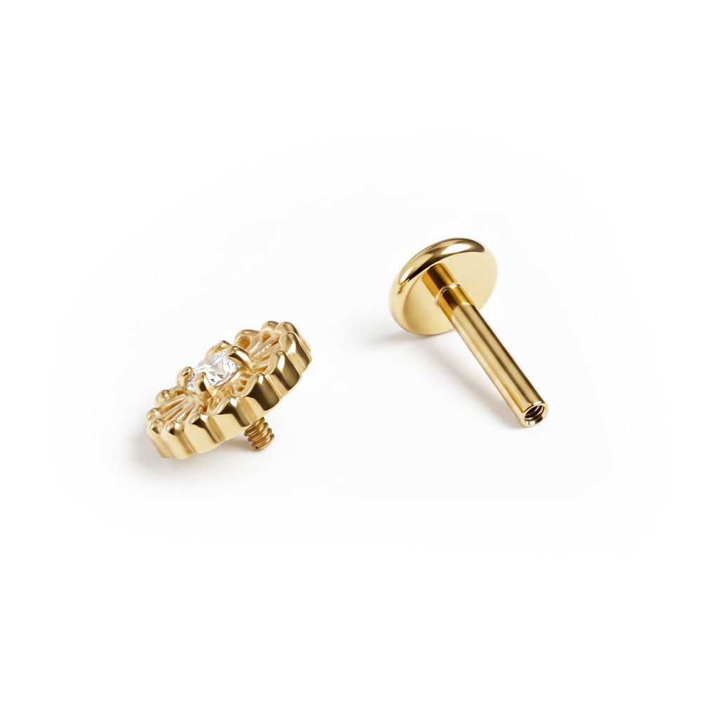 Titano labret su subtilia gėlyte