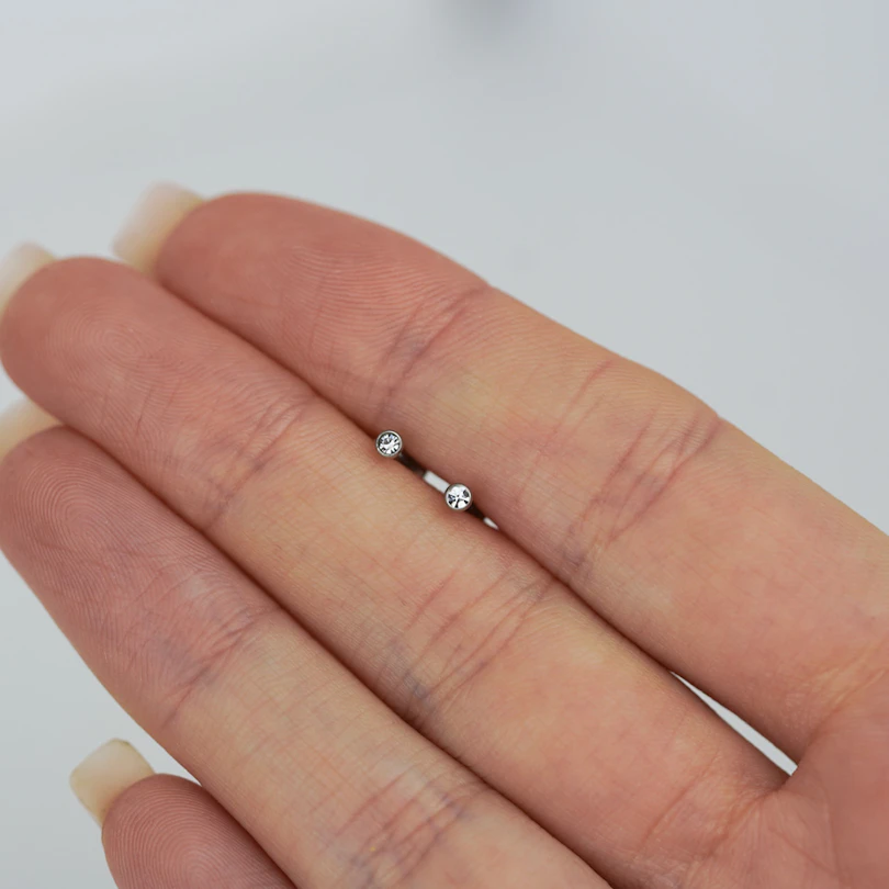 Labret auskaras su vidiniu sriegiu ir mažu kristalu
