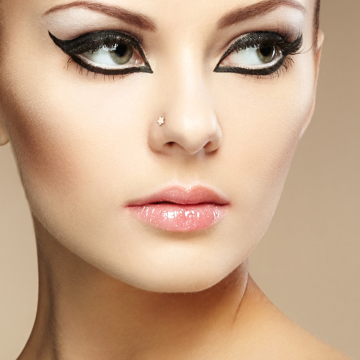 Auskaras į nosį su įvairiais dizainais