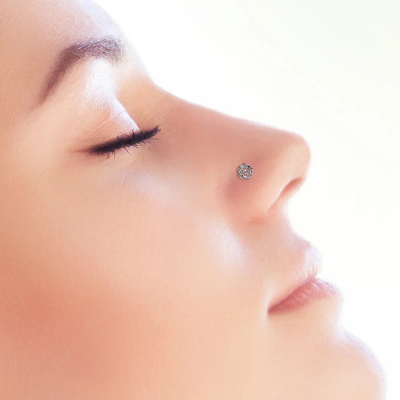 Auskaras į nosį su rože