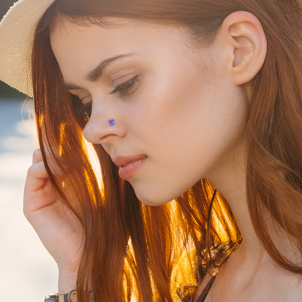 Auskaras į nosį iš 14k aukso su trimis opalo akmenukais - L formos