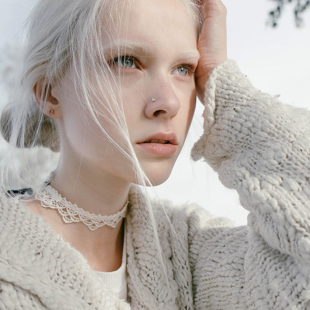 Auskaras į nosį iš 14k aukso su trikampiu kristalu