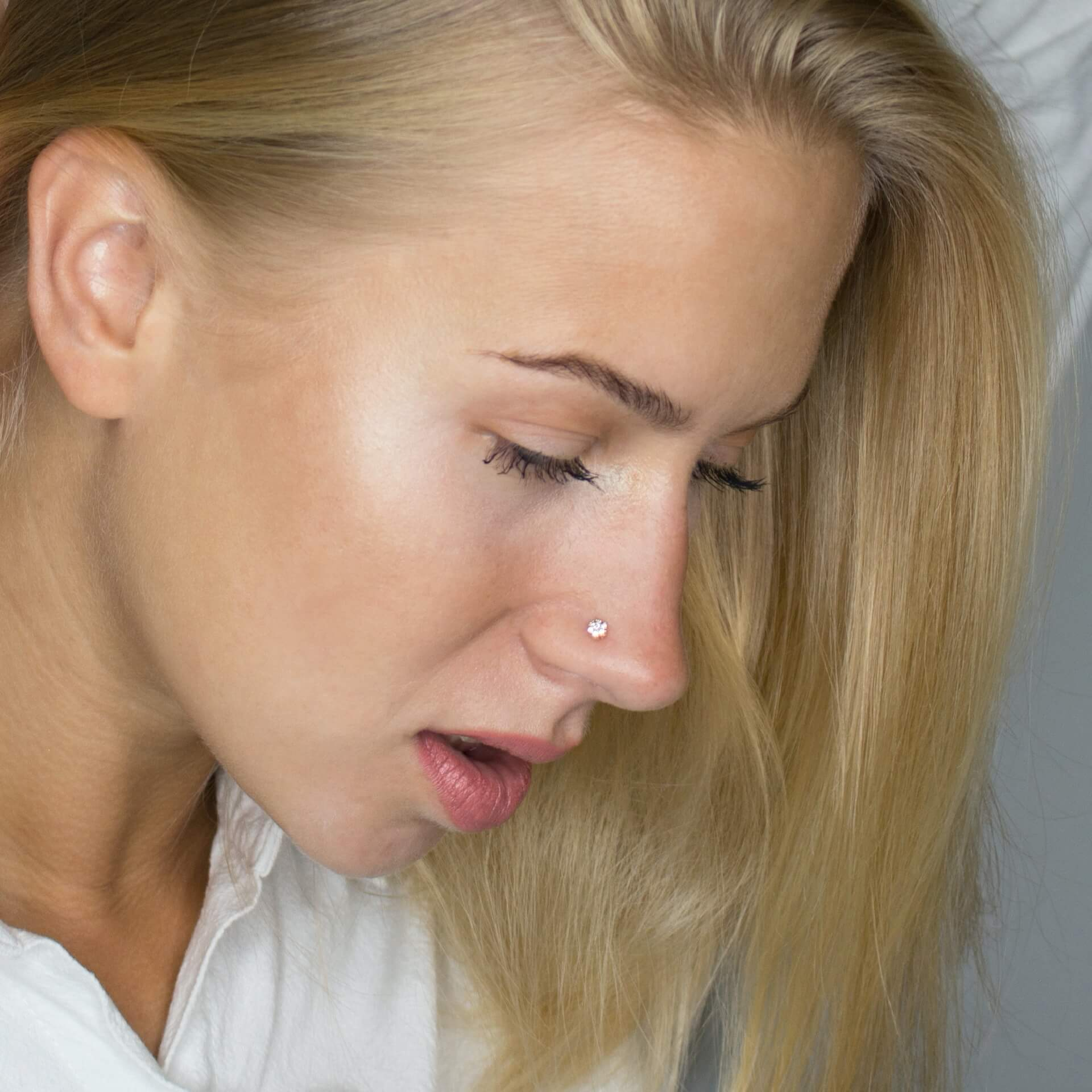 Auskaras į nosį su kristalais papuošta viršūne