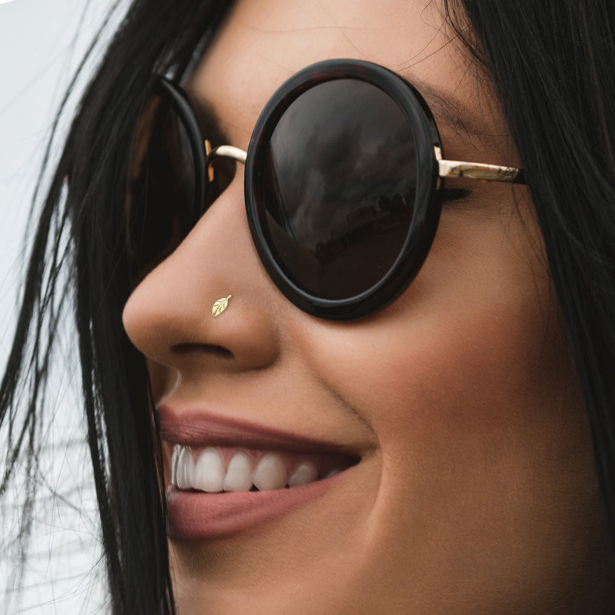 Auskaras į nosį iš 14 karatų aukso su lapu