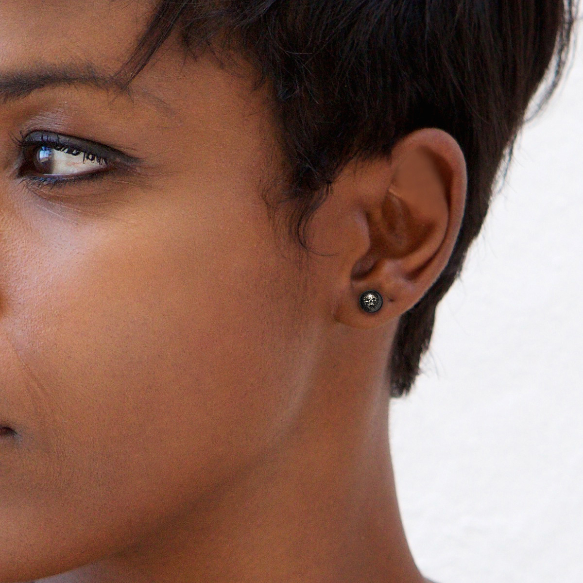 Plugas iš akrilo su kaukole