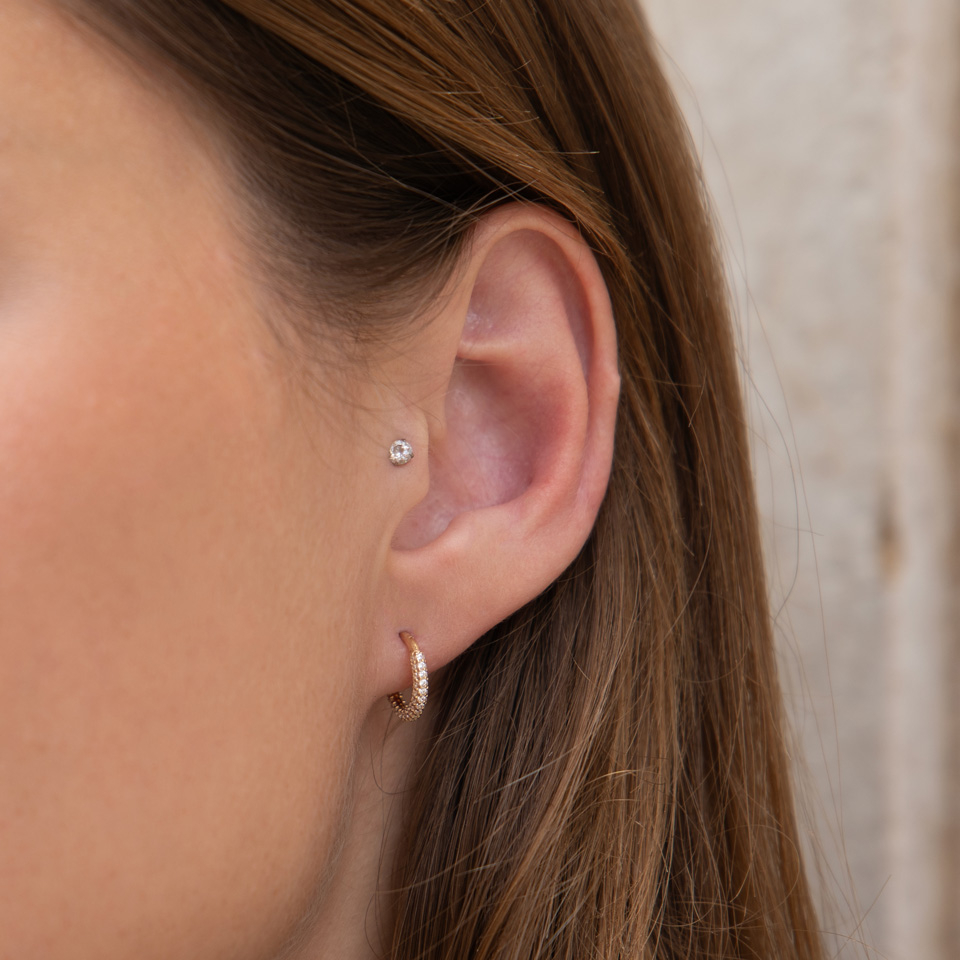 14k aukso susegamas žiedinis auskaras su apvaliomis cirkonio akutėmis