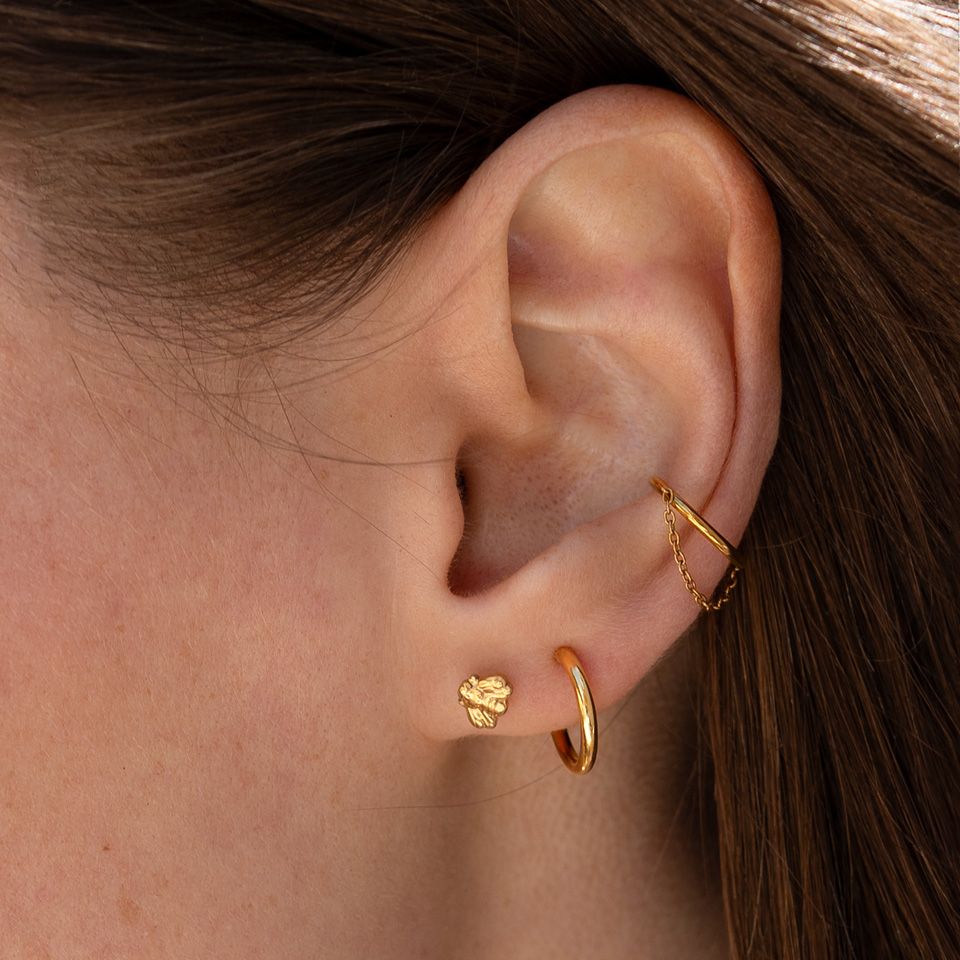 Hinged ring with chain detail