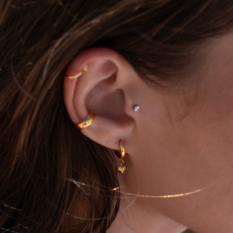 Žiedinis auskaras iš titano su ašaros formos pakabuku