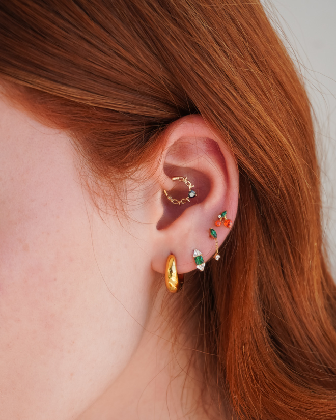 Žiedinis auskaras su priekyje esančia spygliuotąja viela ir širdelės formos akmenuku