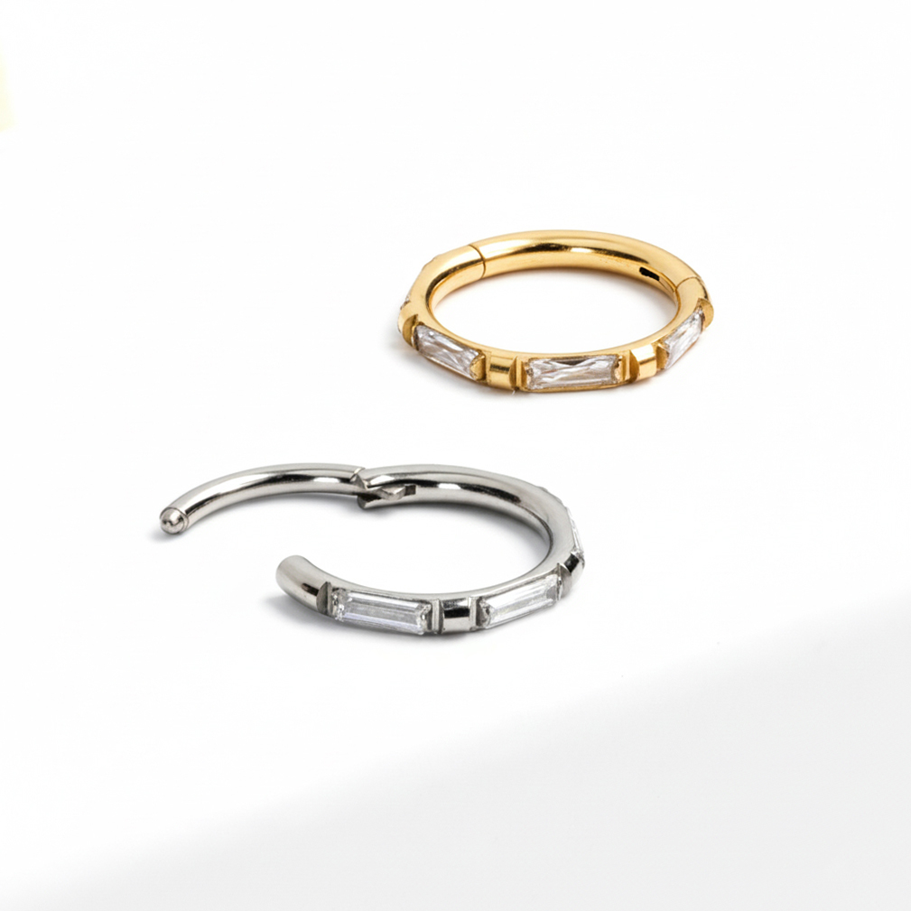 Titano žiedinis auskaras su baguette formos akutėmis