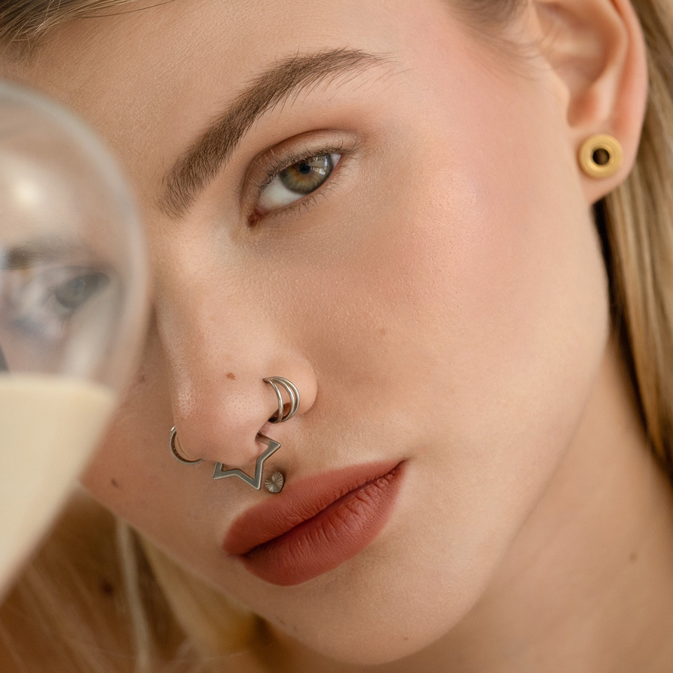 Žvaigždės formos clicker žiedinis auskaras iš titano