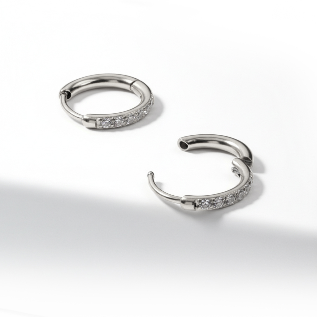 Chirurginio plieno žiedinių huggie auskarų su akutėmis pora