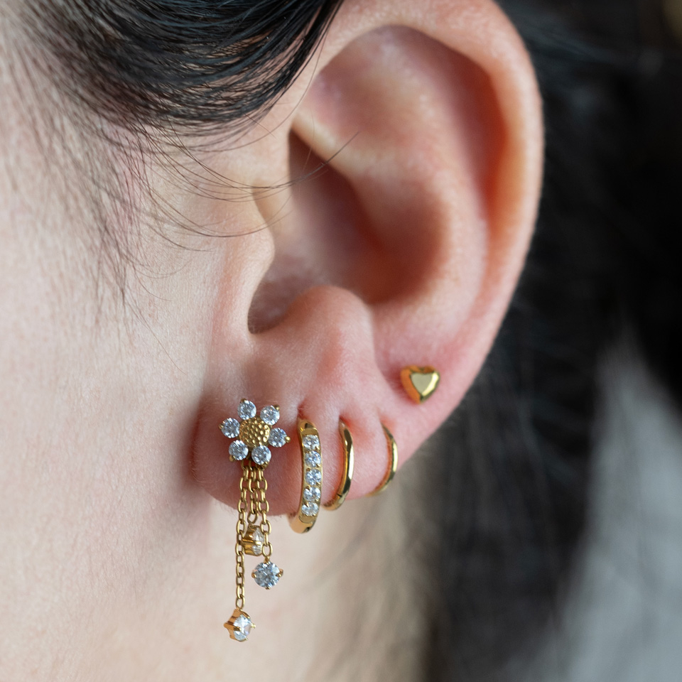 Titano žiedinių huggie auskarų su akutėmis pora