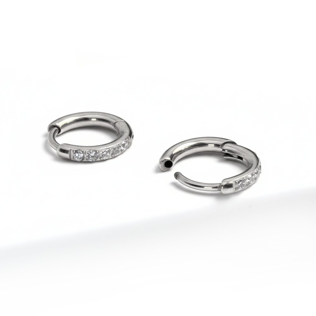 Titano žiedinių huggie auskarų su akutėmis pora