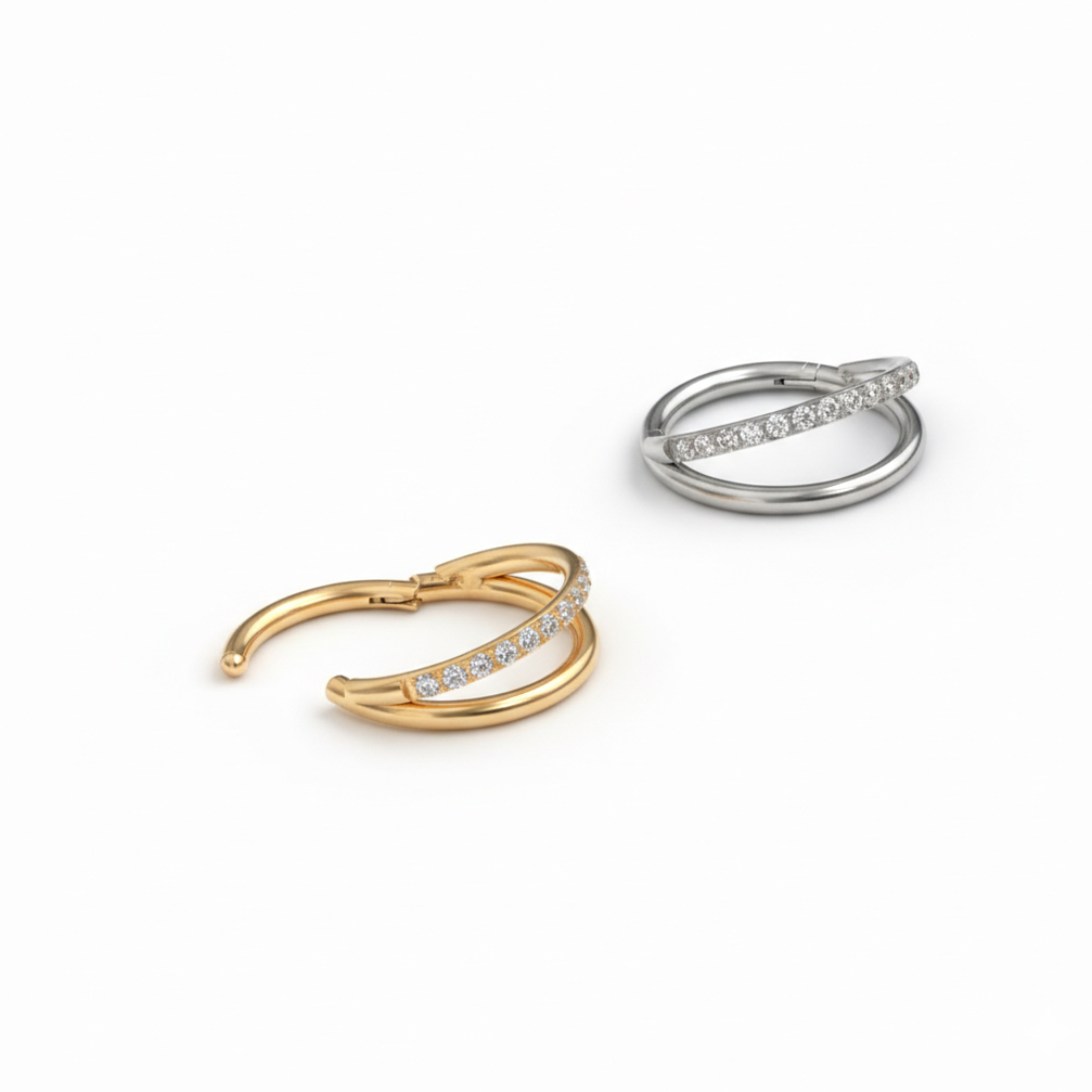 Titano dvigubas žiedas su akutėmis vienoje juostoje