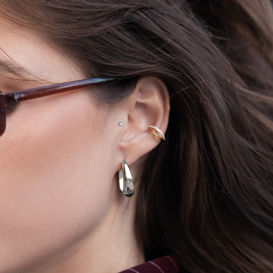 Titano dvigubas žiedas su akutėmis vienoje juostoje