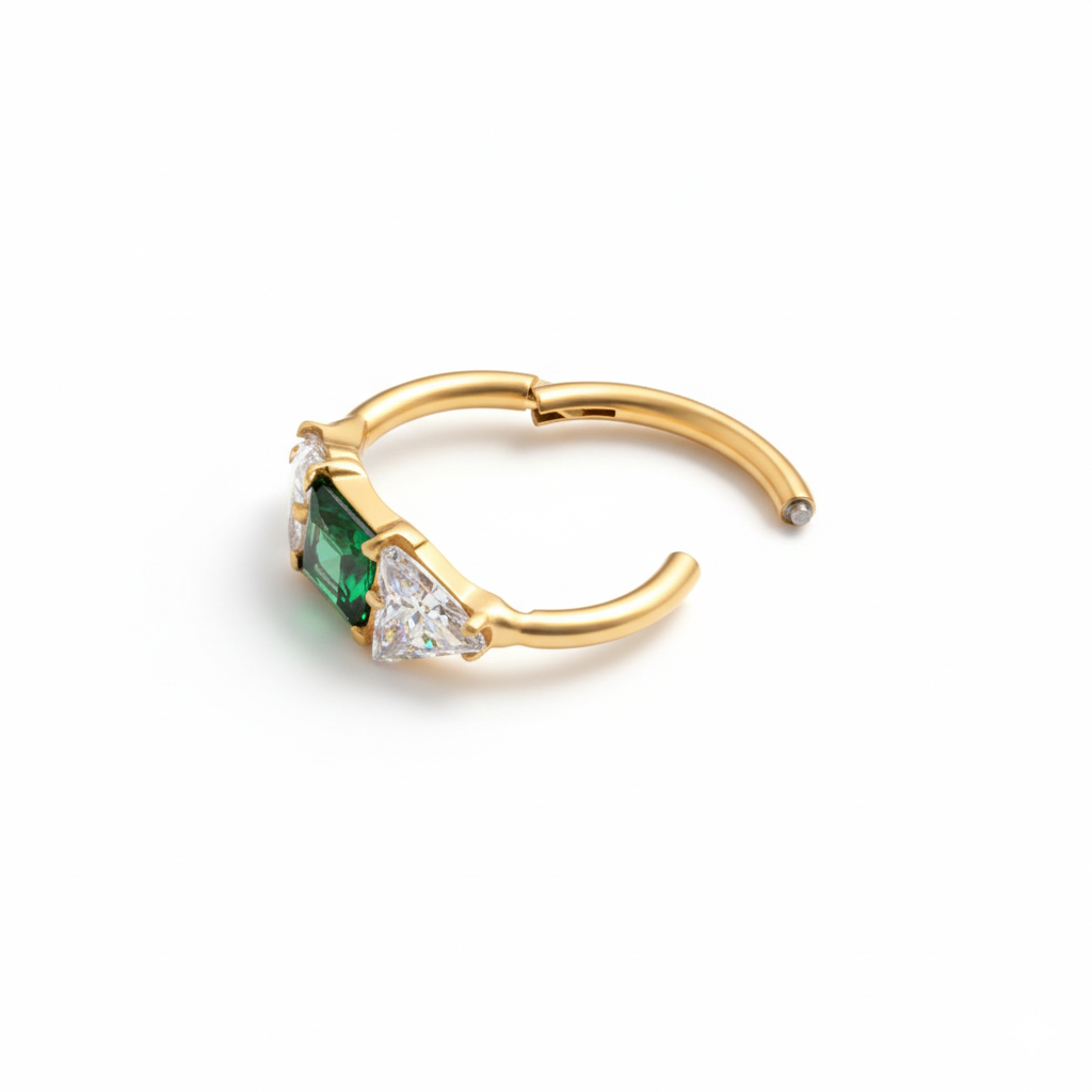 Titano žiedinis auskaras su žaliu akmenėliu per vidurį