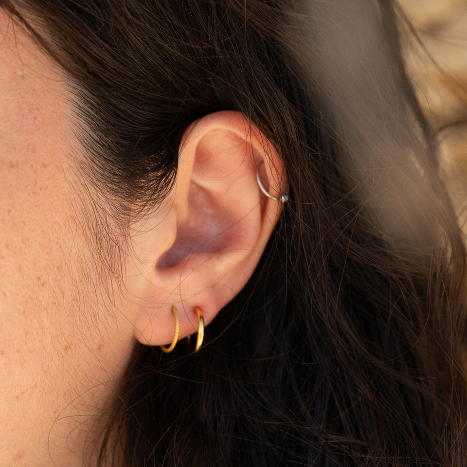 Žiedinis auskaras su pritvirtintu rutuliuku