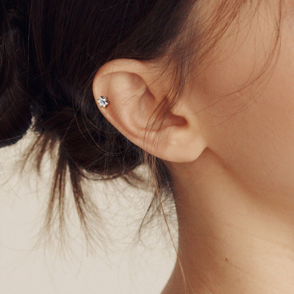 Įstumiamas labret auskaras su gėlyte iš kristalų